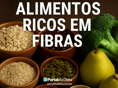 Alimentos ricos em fibras dispostos em uma mesa de madeira, incluindo grãos, sementes, frutas e vegetais frescos.